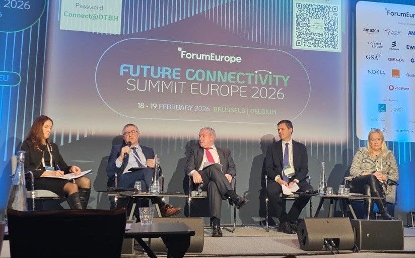 Na sliki so udeleženci pogovora o prihodnosti trgov elektronskih komunikacij na konferenci Future Connectivity Summit Europe 2026